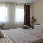 1br Nomad-friendly 15mins Walk To Centre With Designated Workspace *