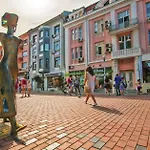 1br Nomad-friendly 15mins Walk To Centre With Designated Workspace Апартамент Варна