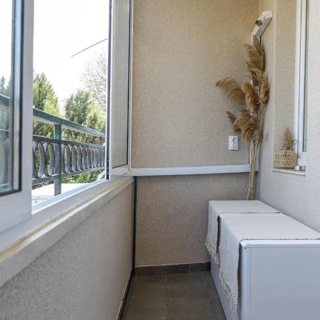 1br Nomad-friendly 15mins Walk To Centre With Designated Workspace Апартаменты Варна