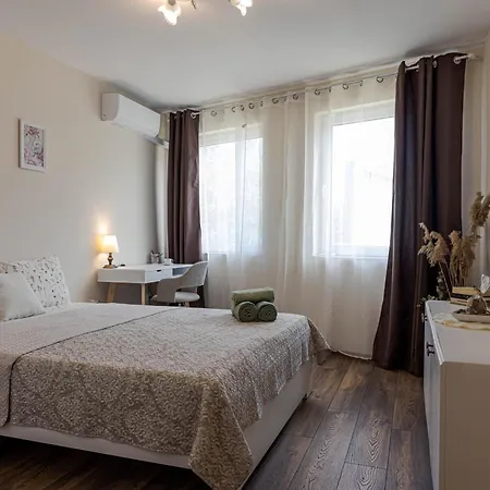 1br Nomad-friendly 15mins Walk To Centre With Designated Workspace Апартаменты Варна