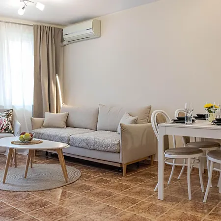 1br Nomad-friendly 15mins Walk To Centre With Designated Workspace Апартаменты Варна