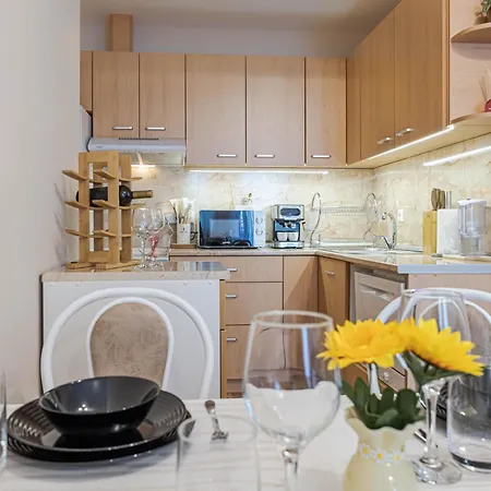 1br Nomad-friendly 15mins Walk To Centre With Designated Workspace Апартамент Варна