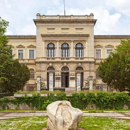 Апартамент 1br Nomad-friendly 15mins Walk To Centre With Designated Workspace Варна