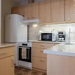 1br Nomad-friendly 15mins Walk To Centre With Designated Workspace