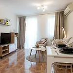 1br Nomad-friendly 15mins Walk To Centre With Designated Workspace