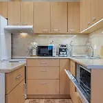 Apartament 1br Nomad-friendly 15mins Walk To Centre With Designated Workspace *