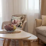 Apartament 1br Nomad-friendly 15mins Walk To Centre With Designated Workspace