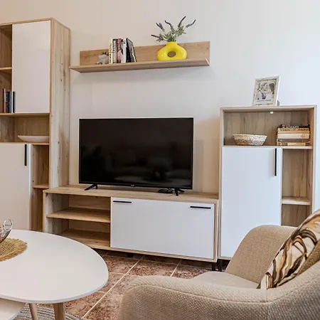 아파트 1br Nomad-friendly 15mins Walk To Centre With Designated Workspace 바르나