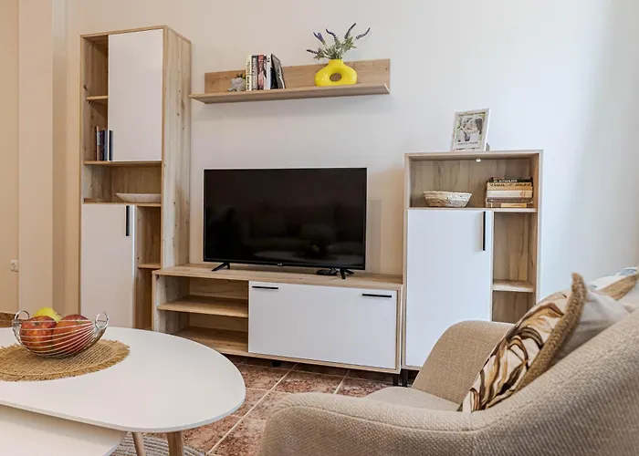아파트 1br Nomad-friendly 15mins Walk To Centre With Designated Workspace 바르나