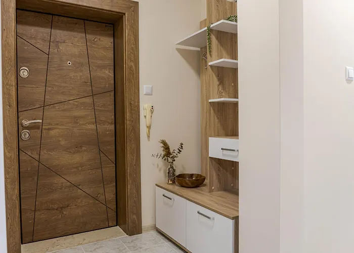 아파트 1br Nomad-friendly 15mins Walk To Centre With Designated Workspace 바르나