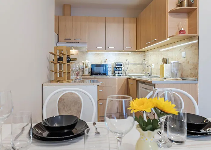 1br Nomad-friendly 15mins Walk To Centre With Designated Workspace 아파트 바르나